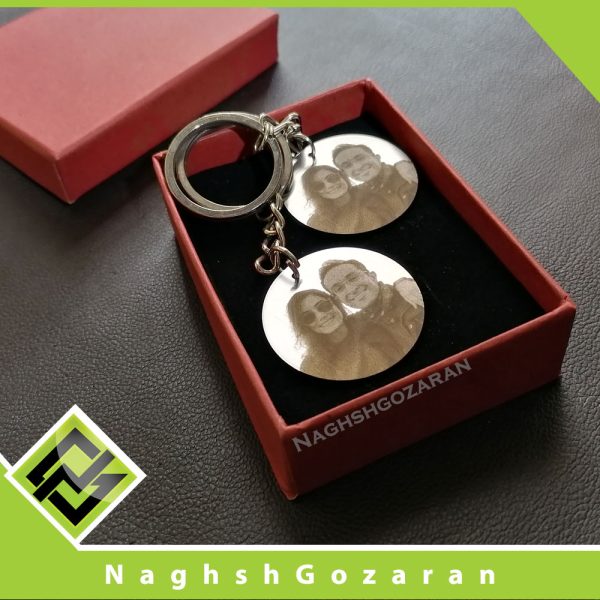 حک چهره بر روی جاکلیدی دایره ای